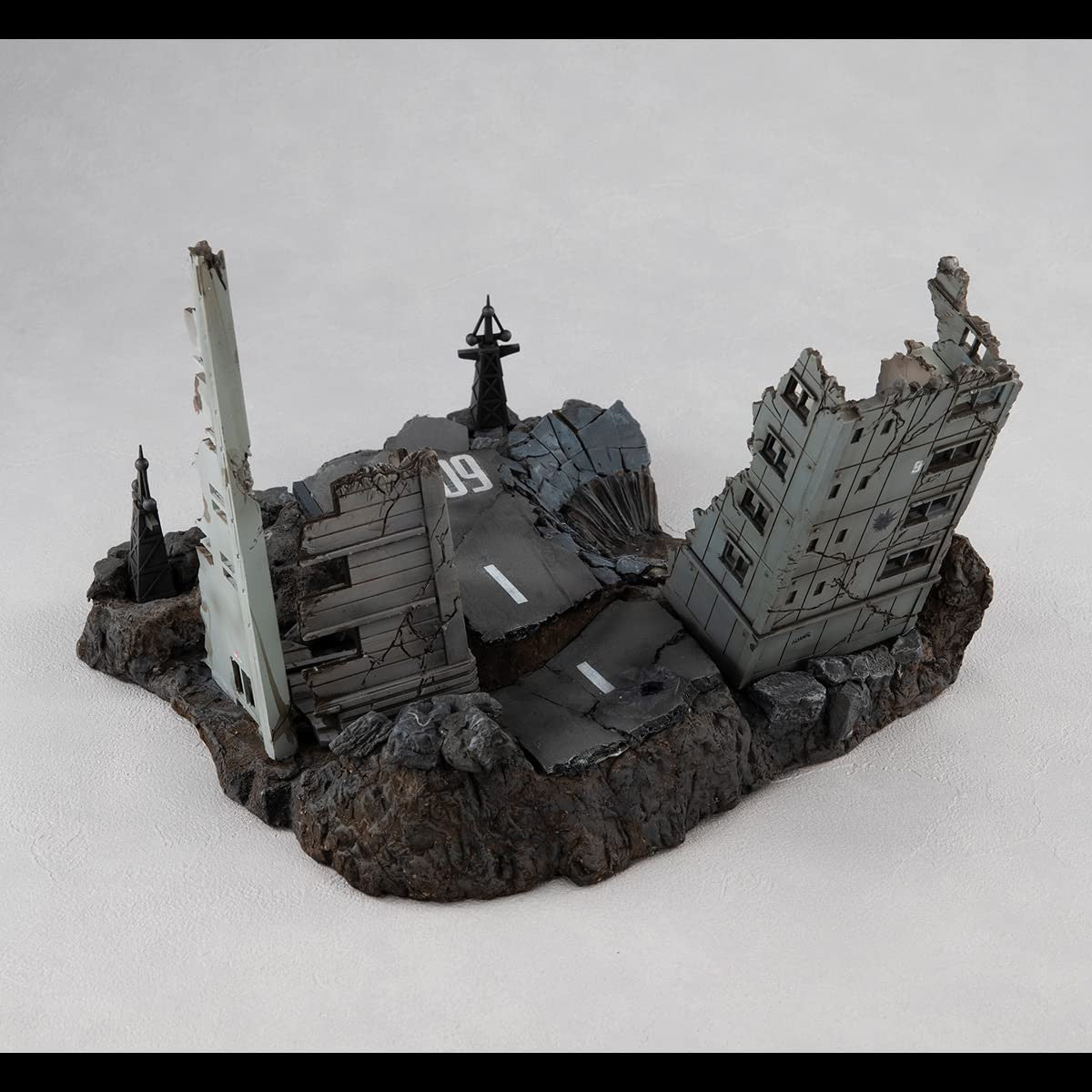MegaHouse -G Structure Ruins at New yark (for 1/144 HG Models) [Gundam], Megahouse Realistic Model Series