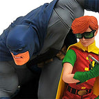 DC GALLERY DARK KNIGHT RETURNS BATMAN & CARRIE DLX PVC FIG (O/A)