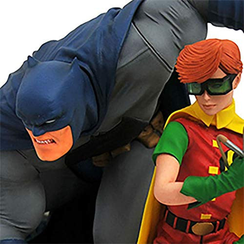DC GALLERY DARK KNIGHT RETURNS BATMAN & CARRIE DLX PVC FIG (O/A)