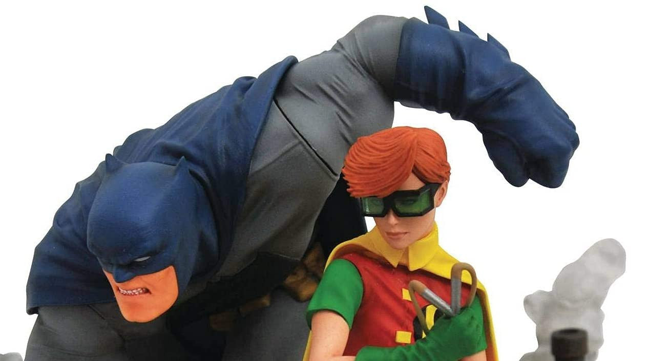 DC GALLERY DARK KNIGHT RETURNS BATMAN & CARRIE DLX PVC FIG (O/A)