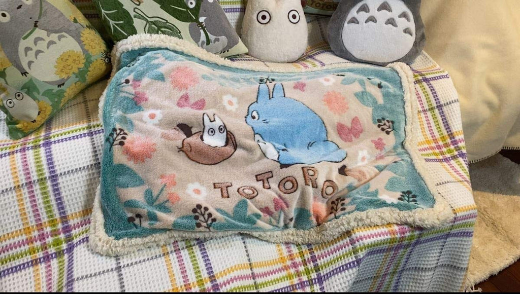 Marushin My Neighbor Totoro [Totoro in The Bushes] Medium Size Sherpa Blanket - Official Studio Ghibli Merchandise