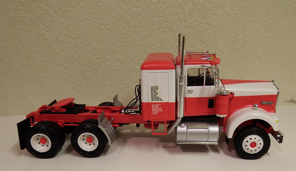 AMT Kenworth W925 Conventional 1:25 Scale Model Kit