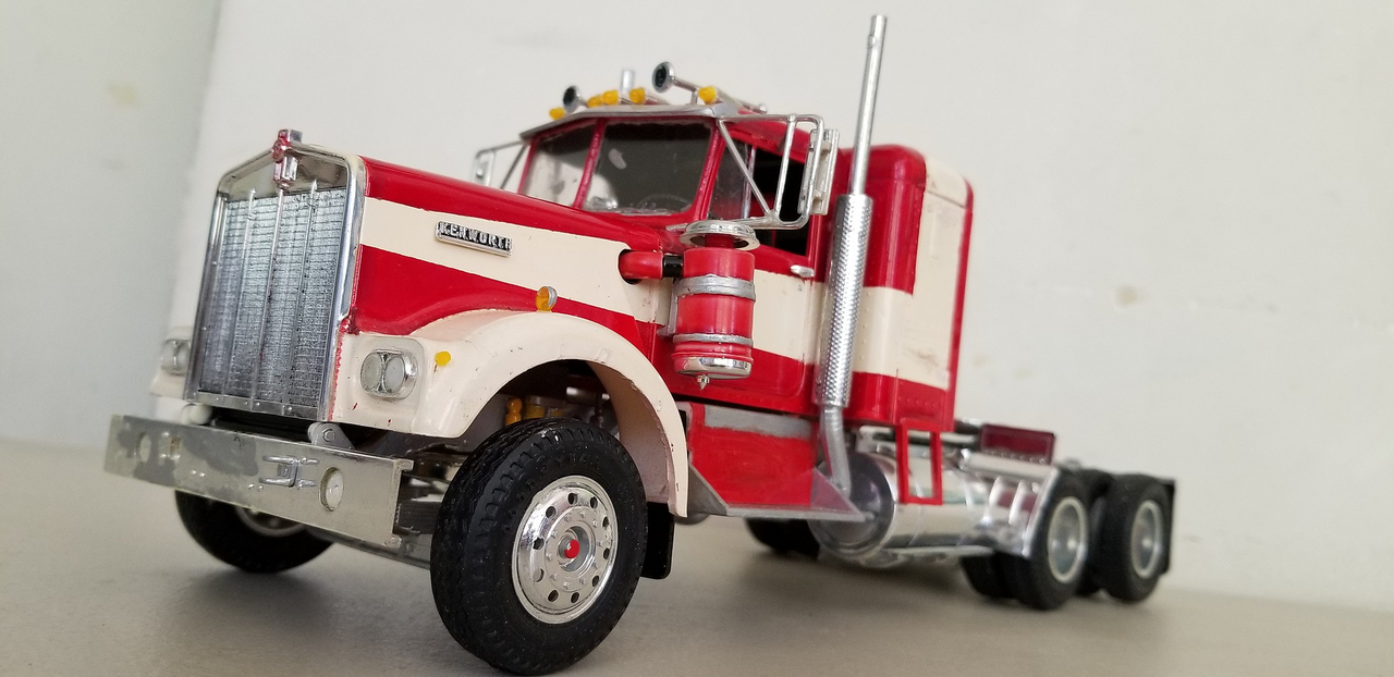 AMT Kenworth W925 Conventional 1:25 Scale Model Kit
